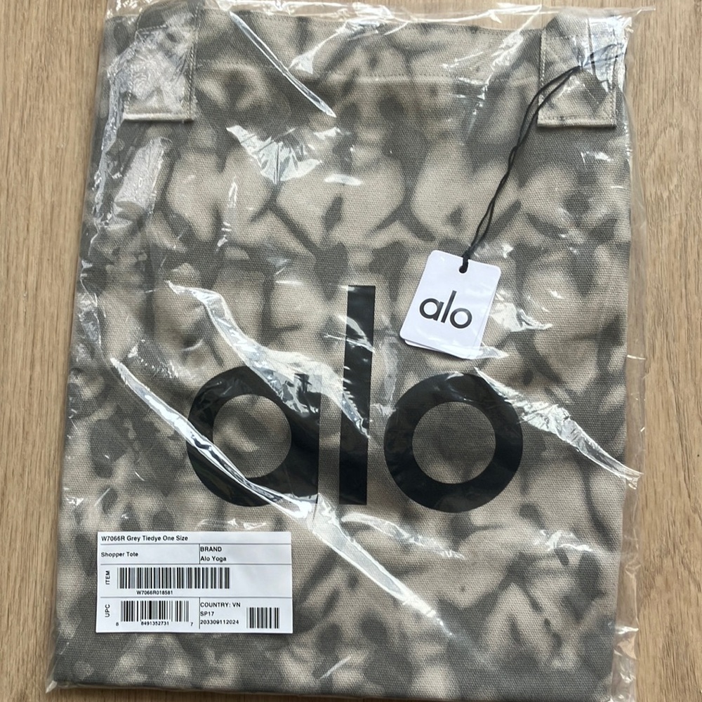 NWT Alo Yoga Iconic Large Tie Dye Tote